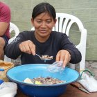 Liliana Quilumba vende la carne de estos caracolitos ya cocinados en un puestito, ubicado en San Miguel del Común.