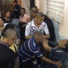 Allegados ayudan a Martha Contreras, progenitora de Jordan Carriel, víctima de la balacera.