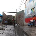 Los contenedores permanecen abiertos todo el día. Chamberos escarban y riegan la basura a la calle.