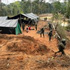 Los militares detuvieron a siete personas armadas. Entre ellos estaba una mujer.