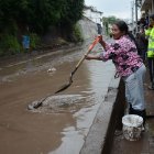 Los sumideros quedaron taponados con el material que bajó de la quebrada.