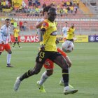 AMDEP8741. CALAMA (CHILE), 02/04/2024.- Rodrigo Sandoval (atrás) de Cobresal disputa el balón con Janner Corozo de Barcelona este martes, en un partido de la fase de grupos de la Copa Libertadores entre Cobresal y Barcelona SC en el estadio Zorros del Desierto en Calama (Chile). EFE/ Edgard Cross-Buchanan