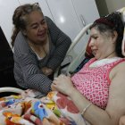 Su tía Leonor la mima como a una pequeña niña, pues creció con ella y sus otros dos sobrinos.