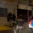 Agentes policiales llegaron a los inmuebles para intervenir en ellos y detener a los implicados.