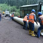 En Rumipamba están colocando un tubo para desviar el agua de la represa.