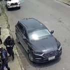 Los cinco sujetos arribaron en un carro blanco. Ellos portaban armas largas.