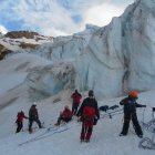 Personal de rescate trabaja en la zona para encontrar a las personas desaparecidas en el nevado del Parque Nacional Cayambe Coca.