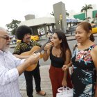 Mayra Sabando aceptó de buena gana el pedazo de maduro con queso y compartió con los artistas.