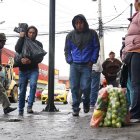 La venta ambulante afuera del mercado central de Cayambe consiste en productos como limones y demás.