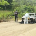 Personal de Criminalística confirmó que los dos cuerpos estaban dentro del vehículo.