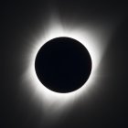 Un eclipse solar se produce cuando la luna tapa al sol.
