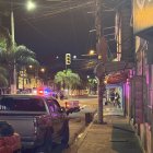 El cadáver del hombre asesinado en la ciudadela Abel Gilbert quedó tendido cerca de locales y carretas de comida.