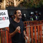Un hombre protesta durante una manifestación afuera de la Embajada de Ecuador en México, rechazando el accionar de Daniel Noboa.