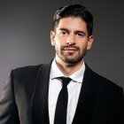 César Morales  es un cantante romántico que a la vez ejerce la medicina estética.