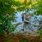 El cadáver estaba semisumergido en el río.