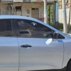 El auto de la víctima recibió varios impactos de bala.