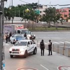 En la zona se agruparon agentes policiales para acordonar el área y buscar posibles indicios.