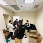 Félix Freire (camiseta blanca) llegó al aeropuerto Mariscal Sucre la mañana del 9 de abril.