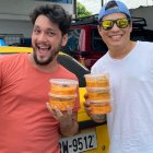 Felipe Loco Crespo con su amigo Bryan León tienen un emprendimiento de venta de ceviches y otras especialidades en mariscos.