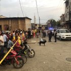 Varios moradores indicaron a la policía que vieron a dos motociclistas en el sitio.