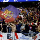 Hinchas del Barcelona de España durante le partido con el PSG por los cuartos de final de la Champions League.