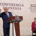 El presidente de México, Manuel López Obrador (i), y la secretaria de Exteriores, Alicia Bárcena.