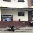 La joven continúa hospitalizada con su bebé.