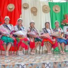Las ocho candidatas, con su vestimenta, convocaron a no olvidar las tradiciones de sus familias.