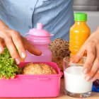 Los vegetales y frutas deben formar parte de la dieta diaria de los niños.