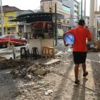 En el quiosco de Marcia Rivas no hay dónde sentarse por las calles dañadas.