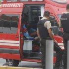 Paramédicos en ambulancias llegaron a la estación de combustible para asistir a los ciudadanos.