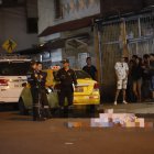 El ciudadano quedó tirado y sin vida en la calzada. Su padre llegó a confirmar la impactante noticia.