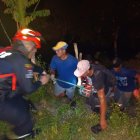 El traslado hacia el lugar del femicidio demoró tres horas. Se usó una canastilla para sacar la.