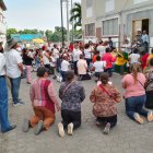 La gente que llegó hasta la Diócesis de Daule se arrodilló para orar a Dios y mostrar su inconformidad por el traslado del párroco.