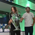 Carles Puyol y Diego Lugano en Quito con el trofeo de la UEFA, también conocido como la ‘orejona’.
