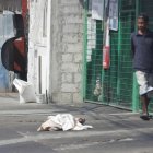 El asesinato fue en los exteriores de una lubricadora. El cadáver fue cubierto con sábanas blancas