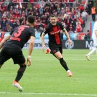 Piero Hincapié en el festejo  del Bayer Leverkusen.