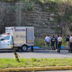 Los asesinados fueron cubiertos con fundas celestes y luego llevados a la morgue.