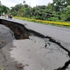 Las fuertes lluvias han provocado el agrietamiento de algunas vías.