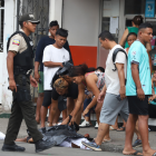 El cuerpo de la víctima quedó tendido en la calzada.