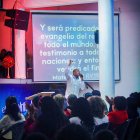 El predicador vagó por rincones oscuros de excesos y puso su vida en riesgo. Ahora transmite el mensaje de Dios.