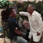 El padre ‘lee’ el iris de los ojos de las personas para diagnosticar.