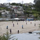 La cancha fue aplanada por los integrantes de la liga barrial para poder disputar los torneos.