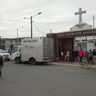 Agentes de la Unidad de Criminalística de la Policía hizo una inspección en el lugar, tomando indicios.