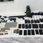 Entre las evidencias se hallaron armas y droga.