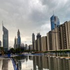 Imagenes de calles de Dubai, aún con agua estancada por la lluvia