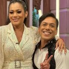 Carlos Menéndez junto a Dora West conducen el segmento Te lo regalo bailando.