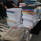 Entre las evidencias incautadas constan textos de la biblioteca municipal y escolares.