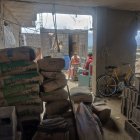 Con sacos de cemento, arena y otros materiales asistieron a la familia.