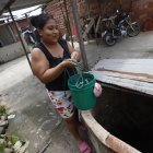 Ivonne Barrera, habitante de Las Mercedes, a 5 minutos de Naranjal, debe sacar a ‘pulso’ el agua que usa a diario. No puede usar bombas eléctricas.